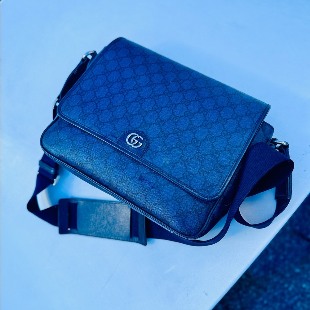 Gucci GG Supreme Navy Messenger
